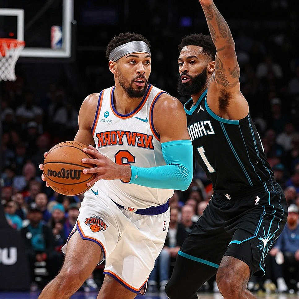 Đọc thương vụ Lillard từ cái bắt tay: Tin đồn cũng biết đi vòng qua ba thành phố